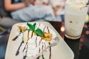 Szarlotka z lodami i bitą śmietaną w Bistro Bardze Termy Zakopiańskie