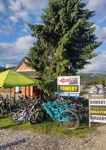 Wjazd na darmowy parking przy wypożyczalni rowerów u Magdy w Dolinie Chochołowskiej na Podhalu
