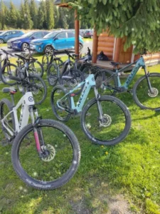 Rowery górskie i elektryczne na prywatnym parkingu samochodowym u Magdy przy Dolinie Chochołowskiej