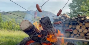Kiełbaski na kijach pieczone nad ogniskiem.
