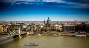 Budynek parlamentu w Budapeszcie widoczny nad rzeką Dunaj