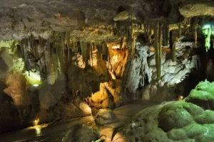 Oświetlone formacje naciekowe i stalagmity we wnętrzu Jaskini Bielańskiej