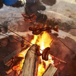 Kiełbaski pieczone na ogniu nad ogniskiem